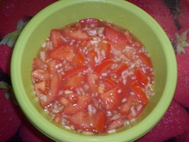 Salát z rajčat a sterilovaného hrášku
