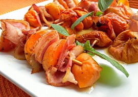 Grilované meruňkové špízy se slaninou recept