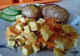 Tofu směs s mrkví a pečenými brambory recept