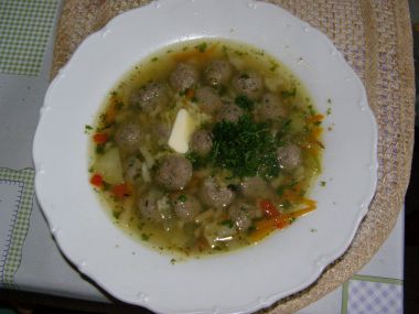 Zeleninová polévka s játrovými knedlíčky