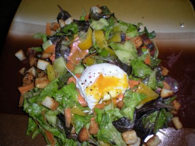 Salát s pošírovaným vejcem