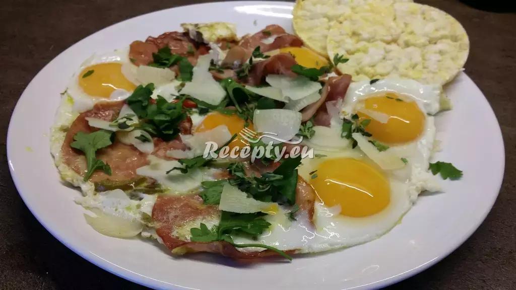 Vejce na rajčatech recept  jídla z vajec