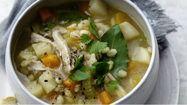 Vydatná polévka z kořenové zeleniny s kroupami a kuřetem | Prima ...