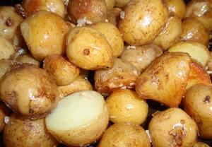 Nové brambory s česnekem