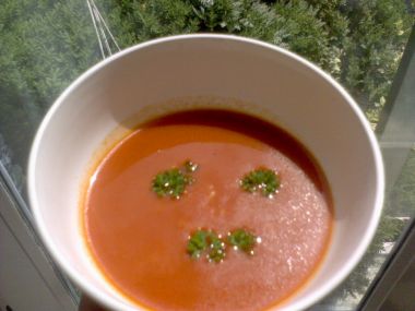Studená rajská polévka s cibulí a okurkou
