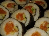 Sushi s čerstvým lososem naloženým v soli recept