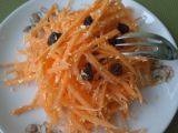 Mrkvový salát s rozinkami a kokosem recept