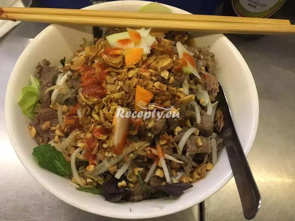 Hovězí s rýžovými nudlemi podle Vieta recept  zahraniční recepty ...
