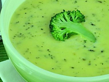 Brokolicová polévka s libečkem a petrželkou