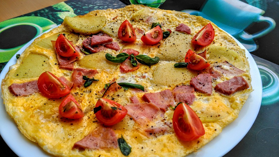 Omeleta z bramborových knedlíků, uzeniny a vajec recept ...