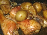 Kuřecí špalíčky pečené na bramborách recept