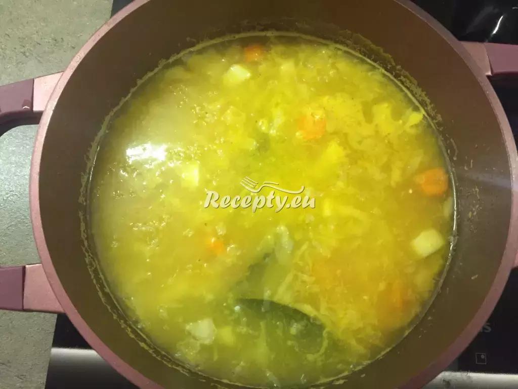 Zelná polévka s klobásou a bramborami recept  polévky