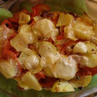 Zapékané brambory s klobásou a rajčaty recept