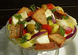 Salát s mozzarellou a olivami recept