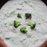 Brokolicová polévka s kysanou smetanou recept