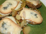 Pečené brambory s variací sýrů podávané na špenátu recept ...