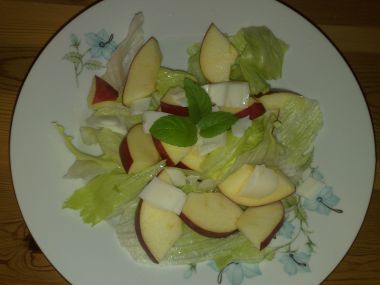 Listový salát s jablkem a kozím sýrem