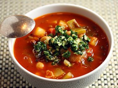 Polévka minestrone z čerstvých rajčat