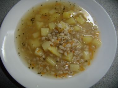 Uzená polévka s kroupami a bramborem