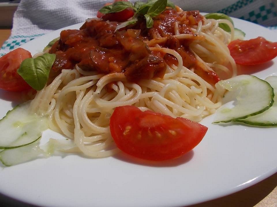 Špagety s omáčkou z rajčat, mletého masa a okurek recept ...