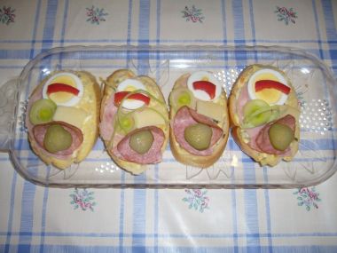 Chlebíčky s vlašským salátem