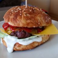 Hovězí hamburger s domácí houskou recept