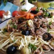 Špagety s tuňákem a olivami recept