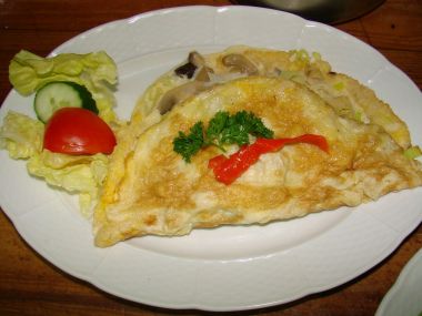 Omeleta s náplní ze žampionů a krabího masa