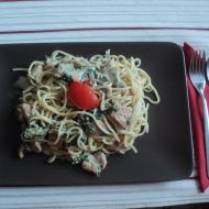 Špagety s listovým špenátem a kuřecím masem na rozmarýnu ...