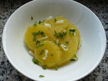 Jednoduchý a dietní salát z brambor