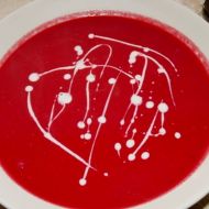 Polévka z červené řepy se sójovou smetanou recept