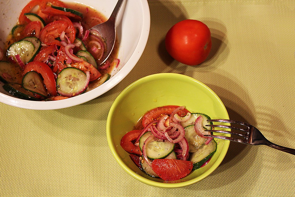 Jednoduchý okurkový salát s rajčaty recept