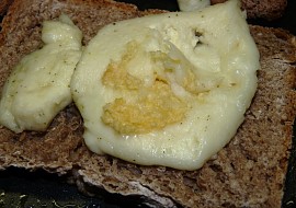 Topinky se sýrem a česnekem  CRISP recept