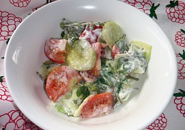 Okurkový salát se šruchou zelnou a rajčaty recept