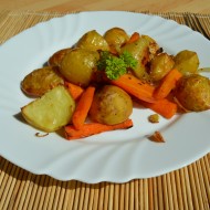 Pečené nové brambory s mrkví, cibulí a česnekem recept