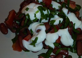 Fazolový salát s medvědem, rajčaty a pažitkou recept