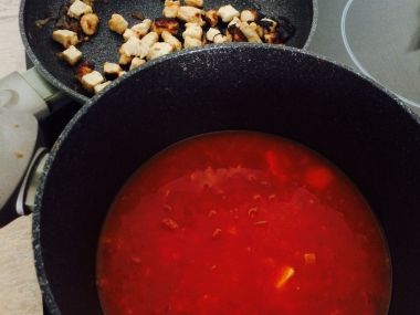 Rajčatová polévka s krůtím masem