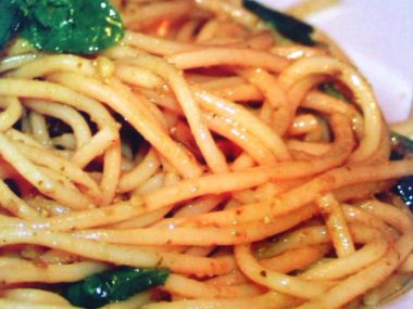 Špagety s bazalkovým pestem a zeleninovým salátem