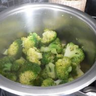 Zapečené brambory s brokolicí a sýrem recept