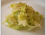 Zelný salát“rychlovka“,jako příloha na talíři recept
