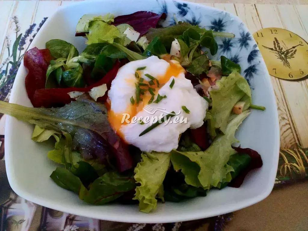 Obědový salát se zastřeným vejcem recept  saláty