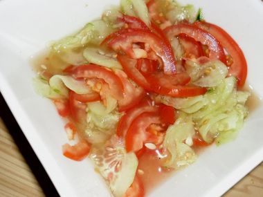 Okurkový salát s rajčaty