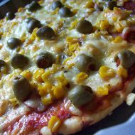 Pizza s kukuřicí a olivami recept