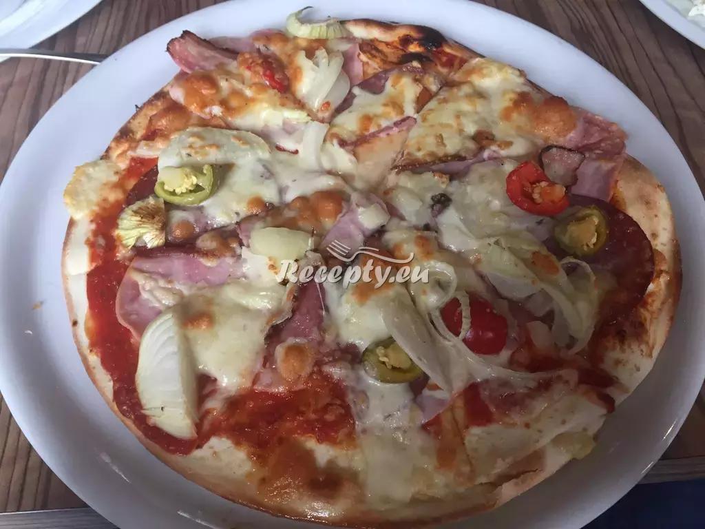Pizza s chřestem a kozím sýrem recept  pizza