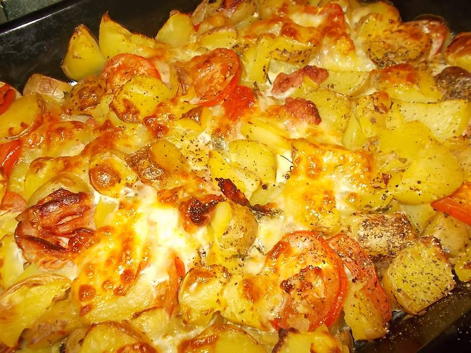 Brambory zapečené s uzeným bokem, mozzarellou a rajčaty recept ...