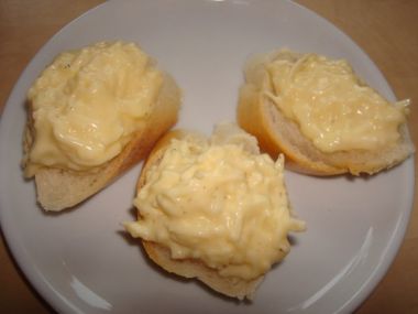 Česneková pomazánka se strouhaným sýrem na jednohubky ...