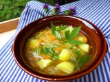 Letní lehká polévka z brambor, kedlubny a mrkve recept ...