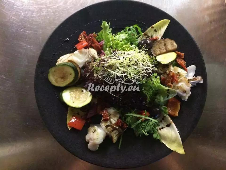 Zeleninový salát s rybím filé recept  saláty