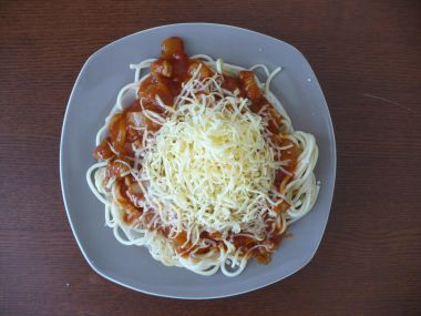 Špagety s pestem a rajčaty
