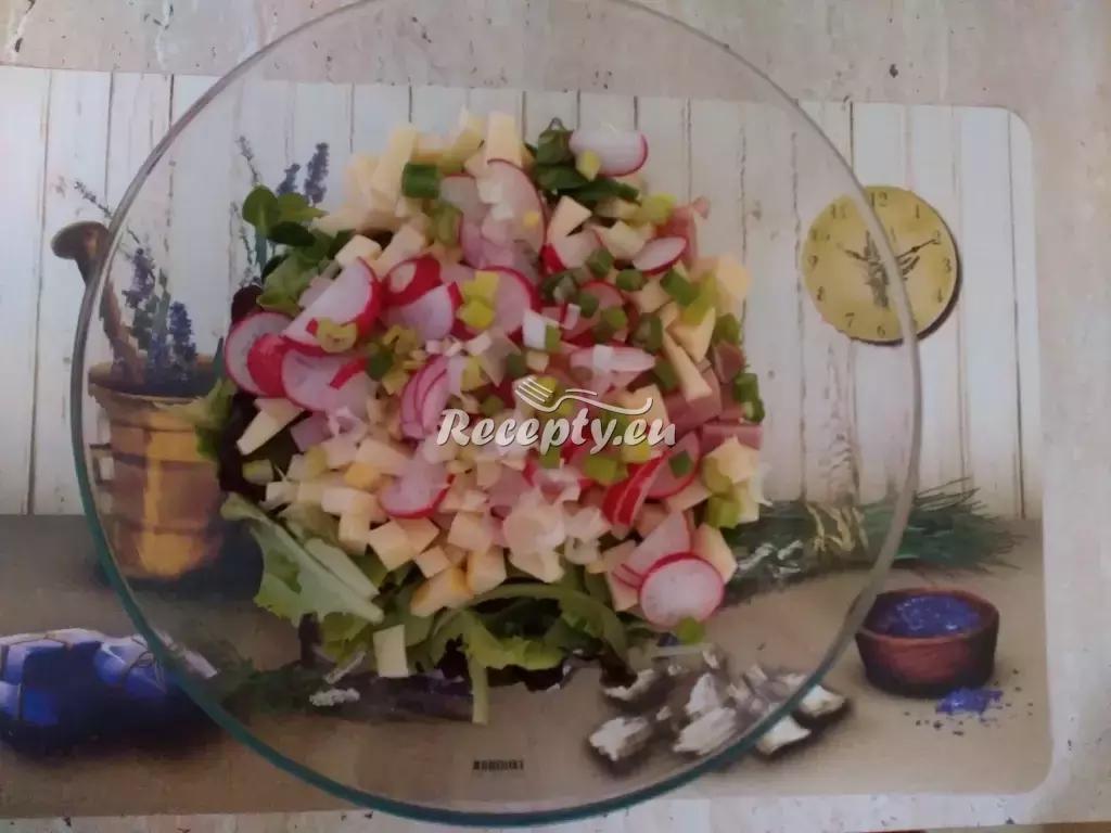 Ředkvičkový salát se sýrem recept  saláty